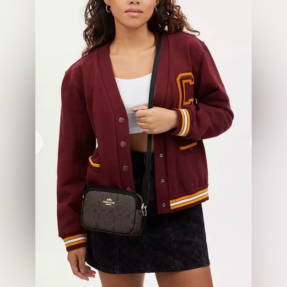 Coach Mini Jamie Camera Bag
In Signature Canvas Brown/Gold/Black. - Picture 12 of 12